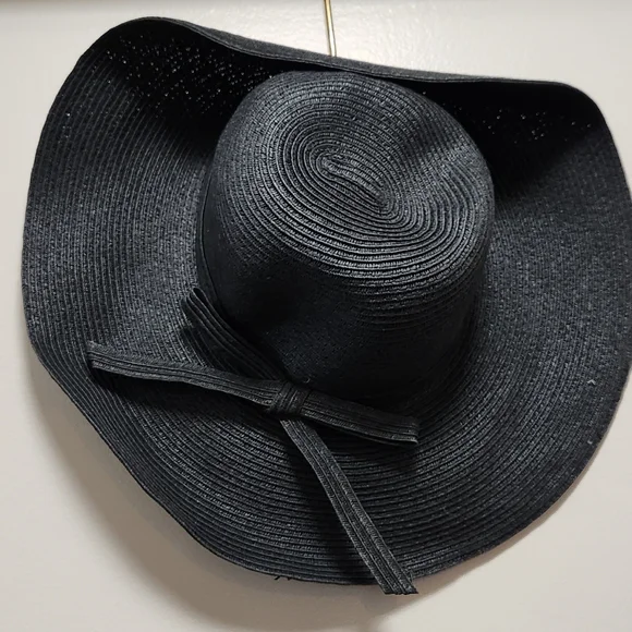 Elegant Black Wide-Brimmed Hat - Picture 3 of 6